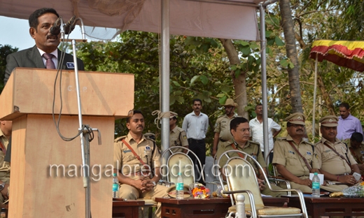 Police flage d...